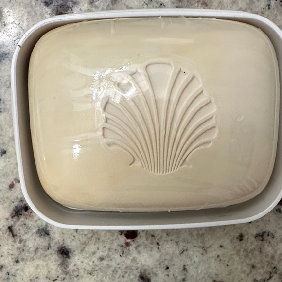 Estee Lauder White Linen Perfumed Soap and Decorative Soapdish - Picture 2 of 7